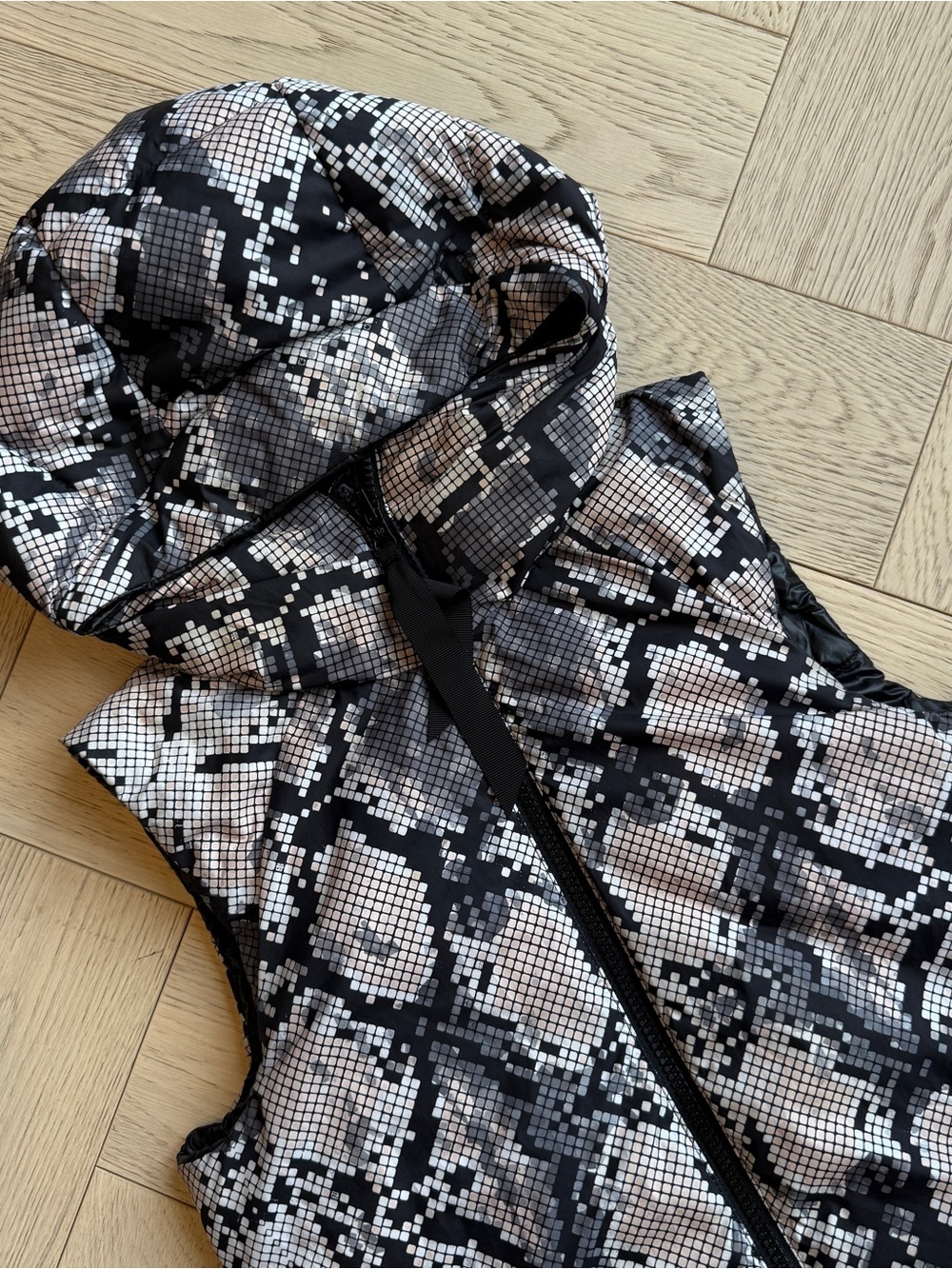 Snake-Print Reversible Lululemon Puffer Vest with High Collar - Black Grey Pink